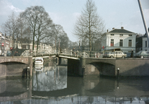 803609 Gezicht op de Weerdbrug over de Stadsbuitengracht te Utrecht, vanaf de Nieuwekade.